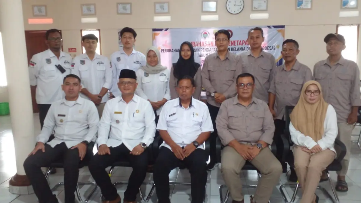 BERSAMA: Plt. Sekretaris Camat Cimalaka, Yayat Sukaryat, S.Kom., berfoto bersama dengan perangkat Desa Cibeure