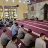 KHIDMAT: Sejumlah personil kepolisian saat mengikuti kegiatan Bimbingan Rohani dan Mental (Bintohtal) di Masji