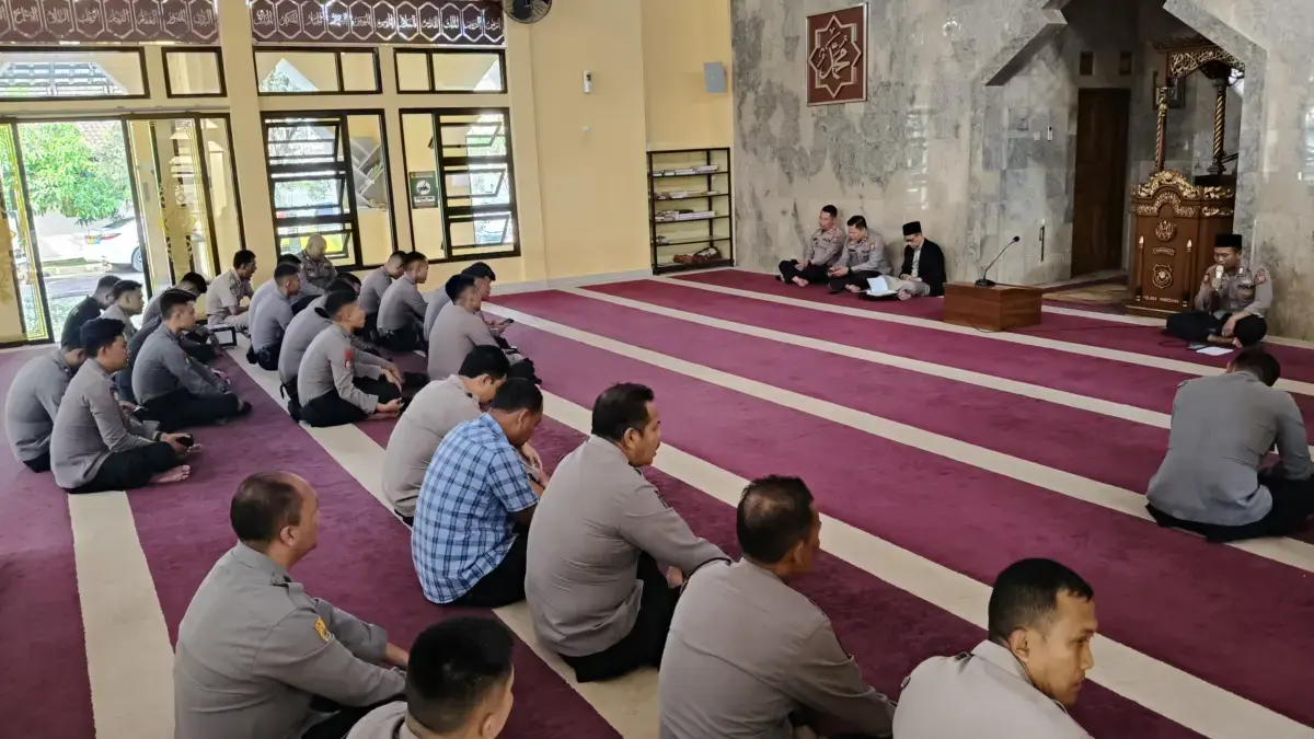 KHIDMAT: Sejumlah personil kepolisian saat mengikuti kegiatan Bimbingan Rohani dan Mental (Bintohtal) di Masji