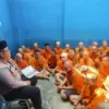 PEMBINAAN: Sejumlah tahanan saat mengikuti kegiatan Pondok Beriman yang dipimpin langsung Kasat Tahti IPTU Edi