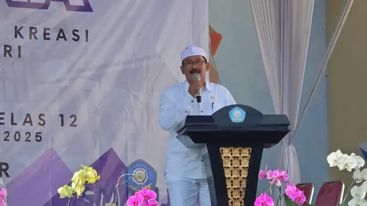 APRESIASI: Kepala Sekolah SMAN Jatinagor Uus Usman saat memberikan sambutan pada acara perpisahan kelas 12 di