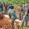 TINJAU: Dansatgas TMMD ke-124, Letkol Kav Christian Gordon Rambu, meninjau langsung proses penggalian tanah un