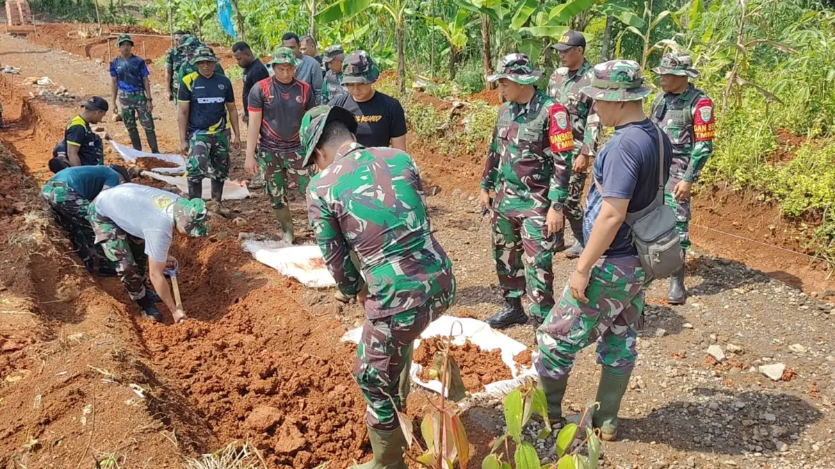 TINJAU: Dansatgas TMMD ke-124, Letkol Kav Christian Gordon Rambu, meninjau langsung proses penggalian tanah un