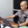 IMBAU: Baur Arsip Samsat Sumedang, Aipda Taufik Saefuloh, memeriksa data kendaraan bermotor yang melakukan pem
