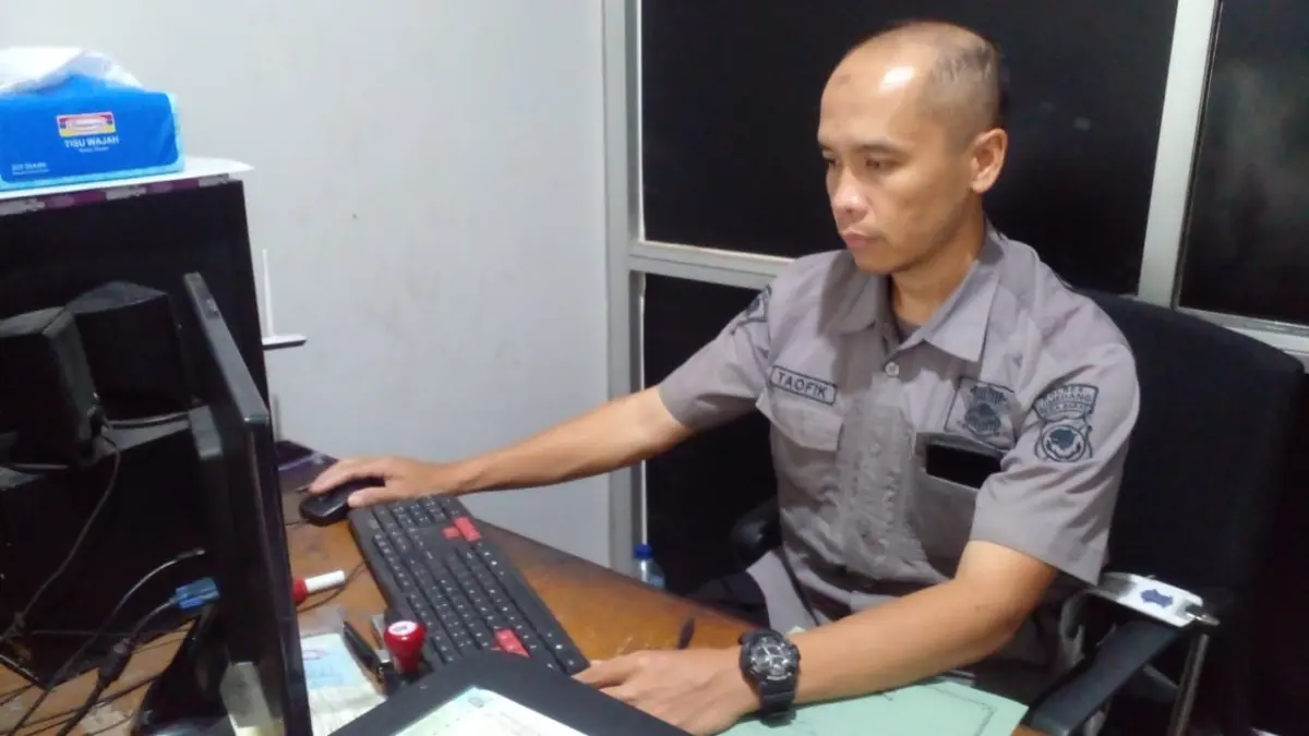 IMBAU: Baur Arsip Samsat Sumedang, Aipda Taufik Saefuloh, memeriksa data kendaraan bermotor yang melakukan pem