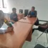 SELESAIKAN MASALAH: Beberapa tokoh Desa Citaleus Kecamatan Buahdua saat bermusyawarah terkait terbakarnya moto