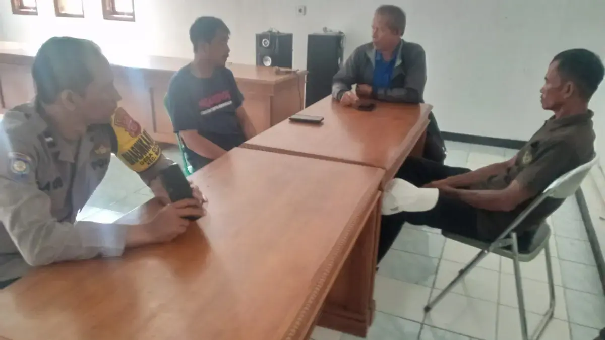 SELESAIKAN MASALAH: Beberapa tokoh Desa Citaleus Kecamatan Buahdua saat bermusyawarah terkait terbakarnya moto