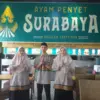 KULINER: Tiga orang karyawan Ayam Penyet Surabaya saat berfoto bersama, Selasa (13/5).