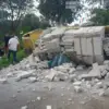 KECELAKAAN: Truk bermuatan bata ringan terguling saat melintasi tanjakan curam di Jalan Cikuda–Cilayung, Desa