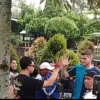 ANTUSIAS: Ribuan bobotoh berkumpul merayakan kemenangan Persib di Kediaman H. Umuh Muchtar di Dusun Ciluluk, D