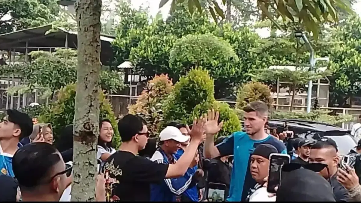 ANTUSIAS: Ribuan bobotoh berkumpul merayakan kemenangan Persib di Kediaman H. Umuh Muchtar di Dusun Ciluluk, D