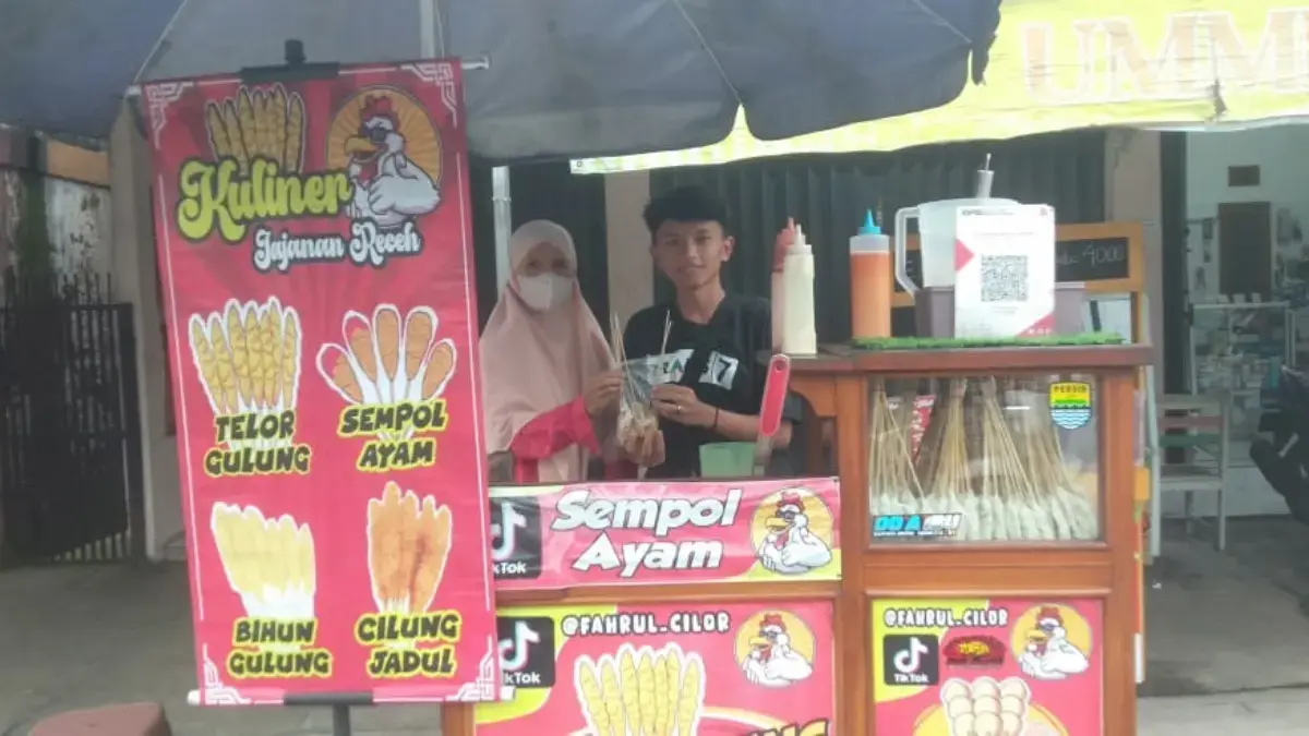MANDIRI: Penjual Cilor Ari Ruslan saat berfoto bersama pembeli di tempat jualannya di Kecamatan Tanjungkerta,