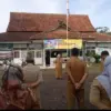 PEMERATAAN: Kantor kecamatan Pamulihan lama yang rencananya akan digunakan untuk pembangunan SMAN Pamulihan.