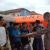 GRATIS: Sejumlah santri Pondok Pesantren Darul Qur an menerima bingkisan dari anggota kepolisian, usai pondokn