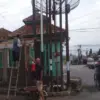 JAGA KEAMANAN: Ketua RW 10 Amir M, dan warga bergotong royong membangun Poskamling di lingkungan Bojong Ciakar