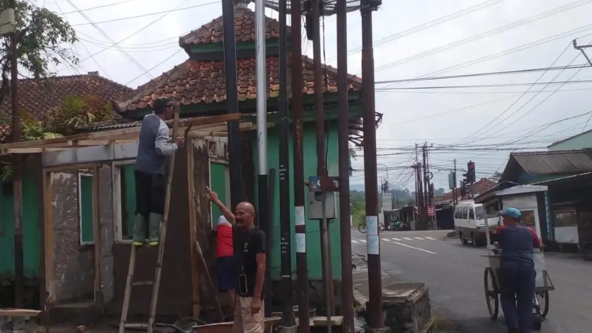 JAGA KEAMANAN: Ketua RW 10 Amir M, dan warga bergotong royong membangun Poskamling di lingkungan Bojong Ciakar