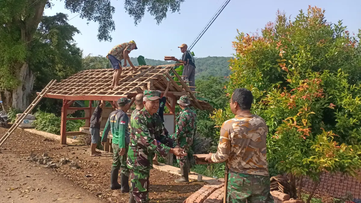 PERBARUI: Sejumlah personil Satgas TMMD saat melakukan pembongkaran Poskamling lama di Desa Pamulihan, kemarin