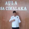 TANGANI: Kepala Desa Cimalaka Dadang Suryana saat menyampaikan komitmennya untuk membantu warganya yang mender