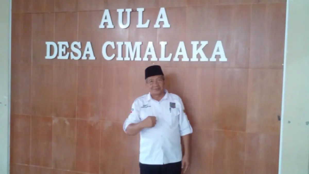 TANGANI: Kepala Desa Cimalaka Dadang Suryana saat menyampaikan komitmennya untuk membantu warganya yang mender