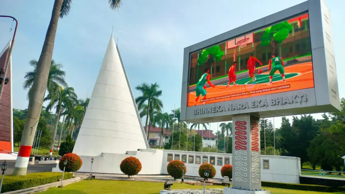 PENCEGAHAN: Salah satu Videotron yang menayangkan video edukasi bahaya narkoba di depan gerbang Institut Pemer