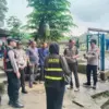 PENGAMANAN: Sejumlah personil Polres Sumedang saat melakukan pengawasan di objek wisata alam Mata Air Cikandun