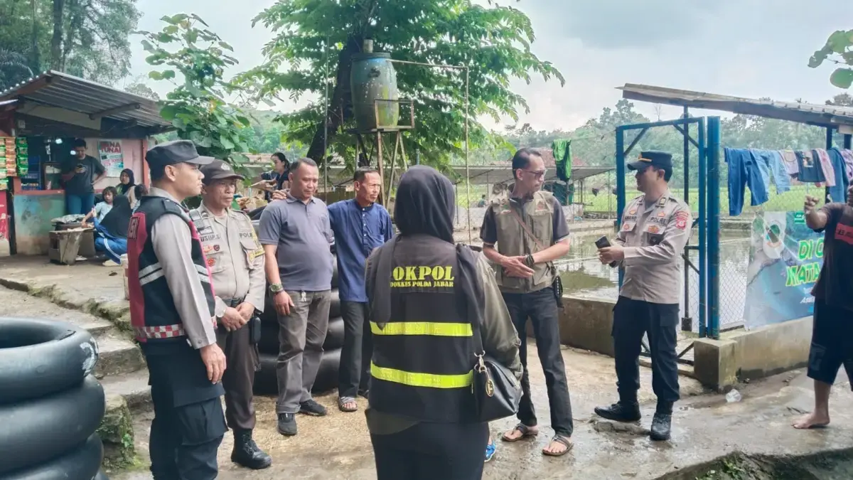 PENGAMANAN: Sejumlah personil Polres Sumedang saat melakukan pengawasan di objek wisata alam Mata Air Cikandun