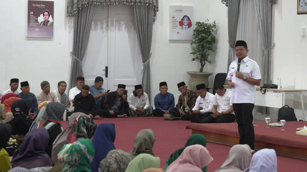 PEMBERDAYAAN: Bupati Sumedang Dony Ahmad Munir saat peresmian program Sedekah Subuh di Gedung Negara, Rabu (14