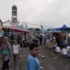 HIBURAN: Sejumlah warga saat berkunjung ke Pasar Malal di Lapangan Pacuan Kuda Kelurahan Kota Kaler Kecamatan