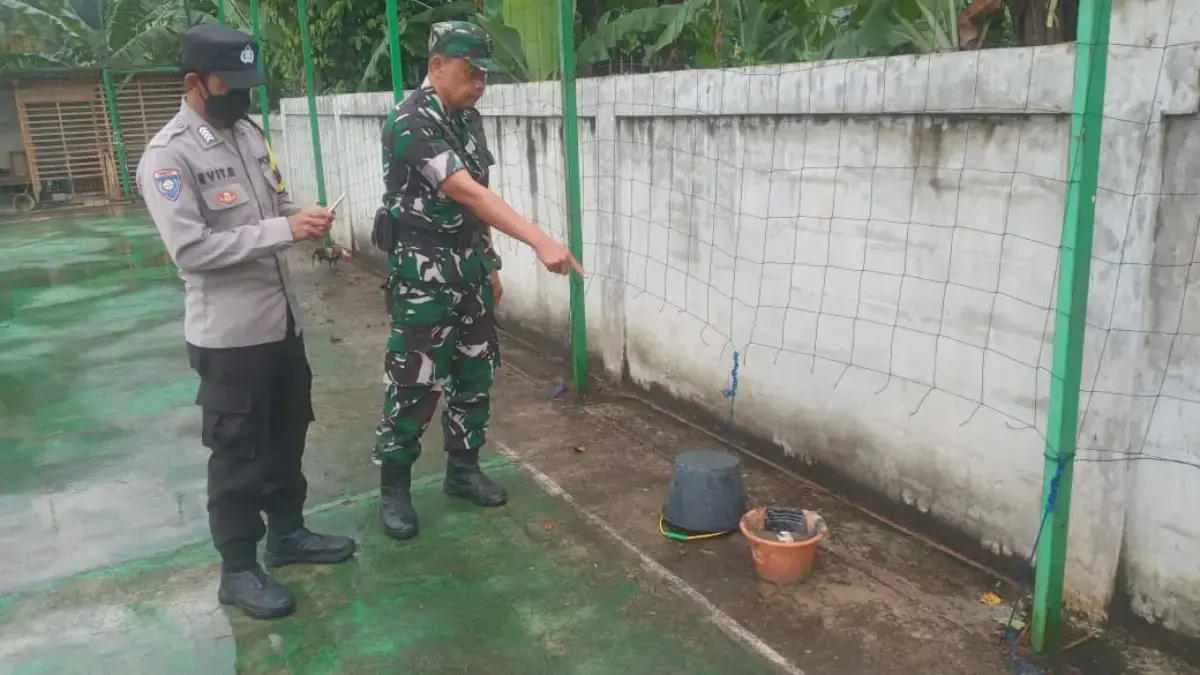 Sebuah granat aktif jenis manggis dan 24 peluru tajam kaliber 9 mm ditemukan tersimpan di rumah seorang pensiu