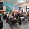 INOVASI: Sejumlah siswa saat menunjukkan hasil gambar karyannya di SDN Gudang Kopi II Kelurahan Kota Kulon, ba