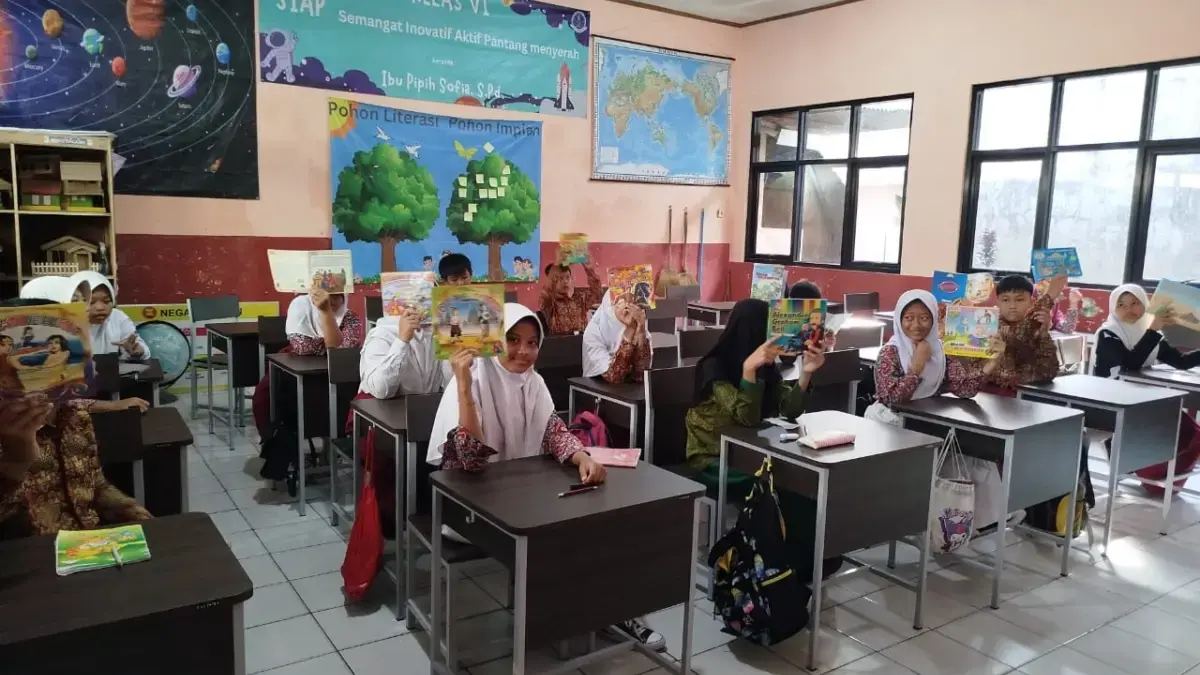 INOVASI: Sejumlah siswa saat menunjukkan hasil gambar karyannya di SDN Gudang Kopi II Kelurahan Kota Kulon, ba