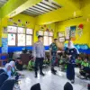 ANTUSIAS: Sejumlah siswa saat menerima Makan Bergizi Gratis di SDN Cipacing I Kecamatan Jatinangor, Kamis (15/