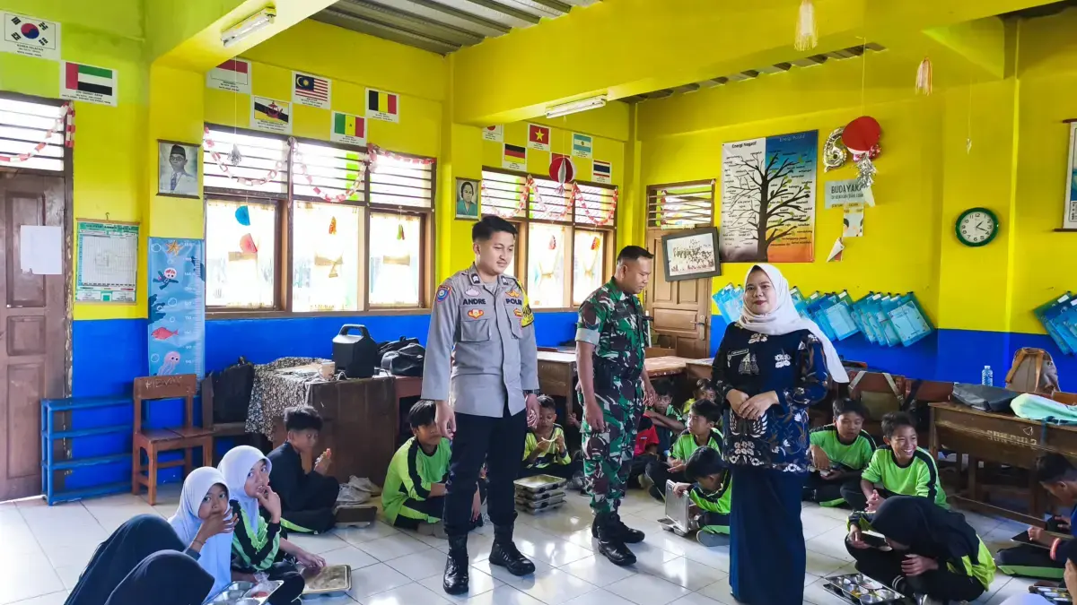 ANTUSIAS: Sejumlah siswa saat menerima Makan Bergizi Gratis di SDN Cipacing I Kecamatan Jatinangor, Kamis (15/