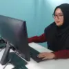 LULUSKAN: Wakasek Kesiswaan SMA IT Insan Sejahtera Sumedang, Isty Fauziah, A.Md., S.Pd. saat memberikan ketera