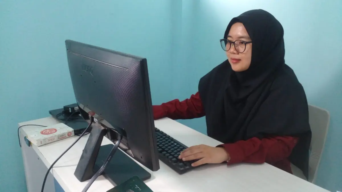 LULUSKAN: Wakasek Kesiswaan SMA IT Insan Sejahtera Sumedang, Isty Fauziah, A.Md., S.Pd. saat memberikan ketera