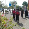 PENGAWASAN: Personil Polres Sumedang saat melaksanakan kegiatan patroli jalan kaki di wilayah Kota Sumedang, b