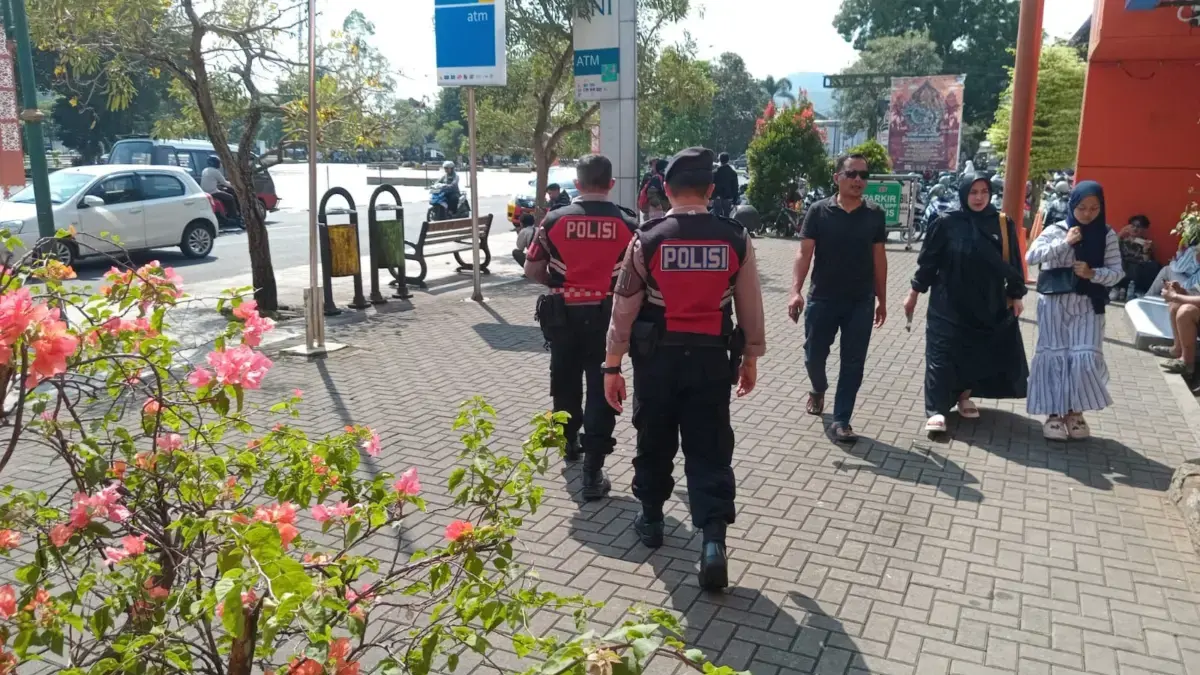 PENGAWASAN: Personil Polres Sumedang saat melaksanakan kegiatan patroli jalan kaki di wilayah Kota Sumedang, b