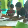 EDUKASI: Sejumlah anak-anak saat belajar bersama komunitas Baitul Hikmah di Kecamatan Tanjungkerta, baru-baru