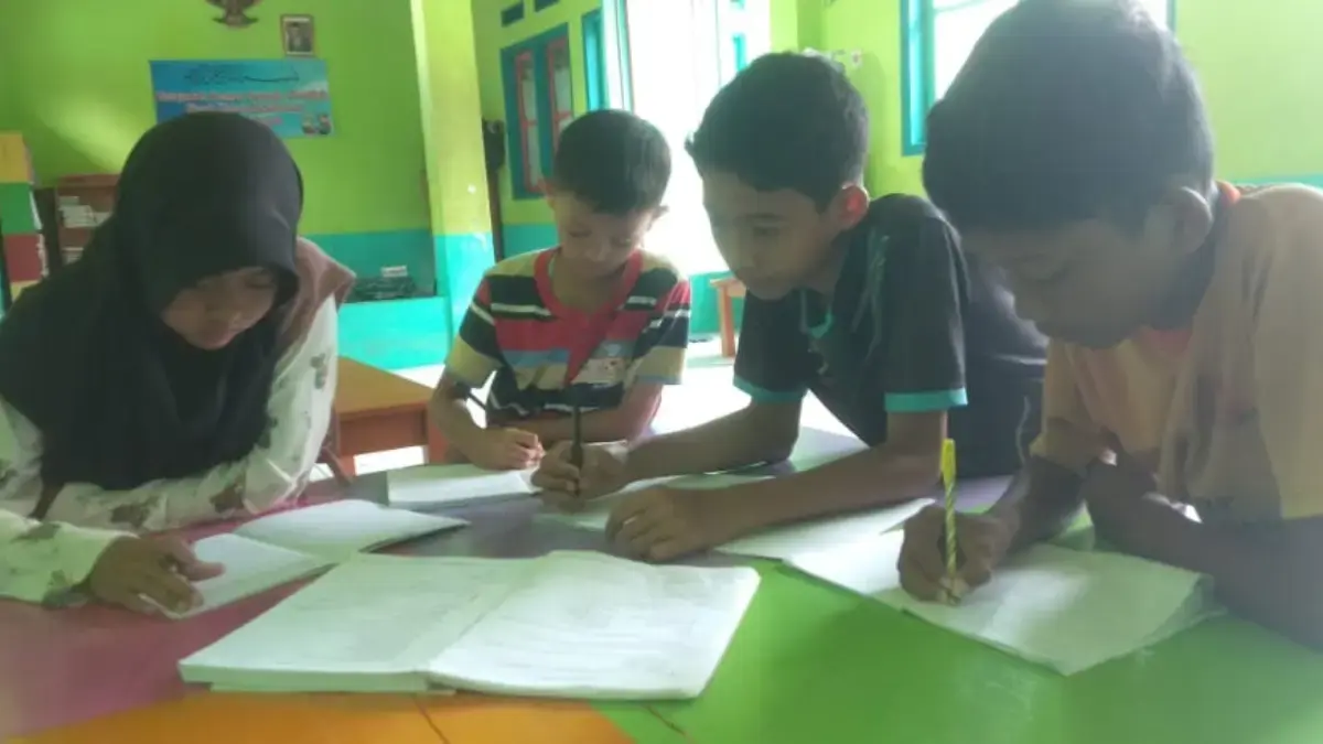 EDUKASI: Sejumlah anak-anak saat belajar bersama komunitas Baitul Hikmah di Kecamatan Tanjungkerta, baru-baru