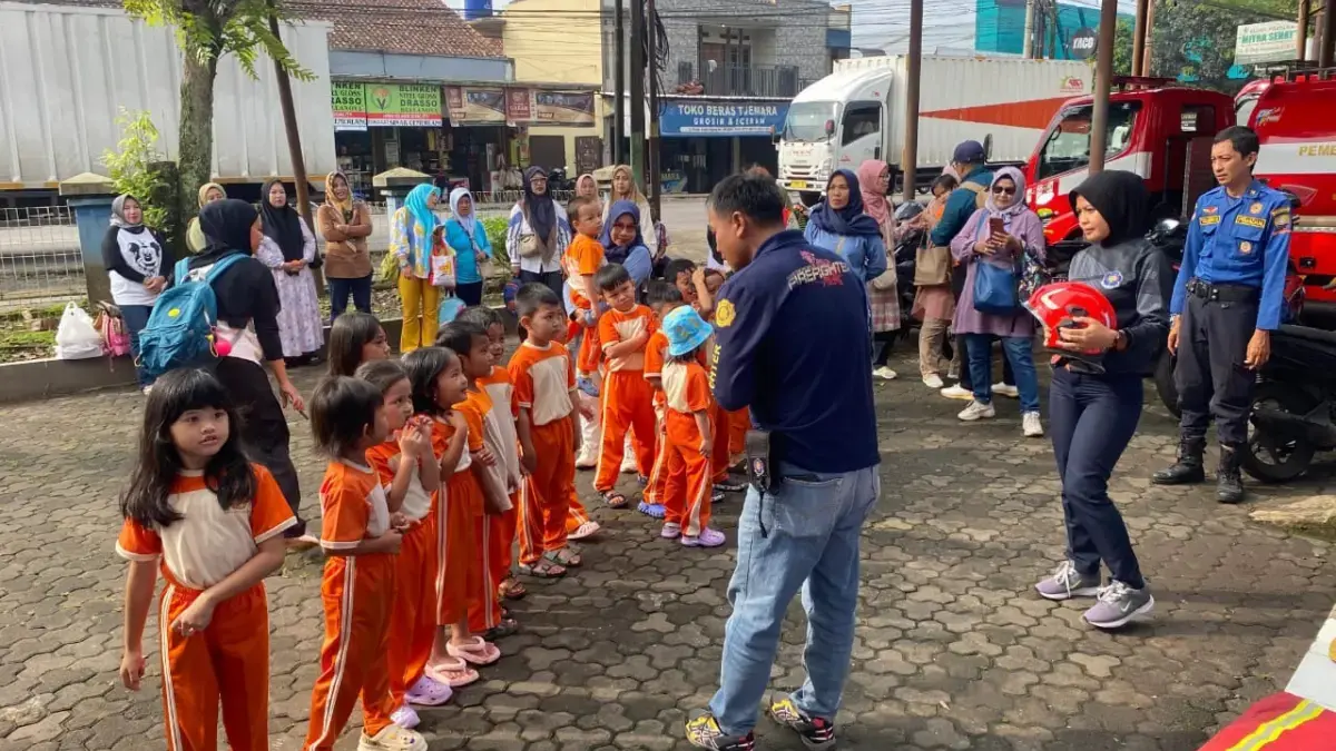 ANTUSIAS: Sejumlah anak TK saat belajar mengenai profesi Pemadam Kebakaran di Damkar Wilayah Kota Sumedang, ba