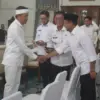 KOMITMEN: Bupati Sumedang Dony Ahmad Munir saat bersalaman dengan Gubernur Jawa Barat Dedi Mulyadi di Gedung N