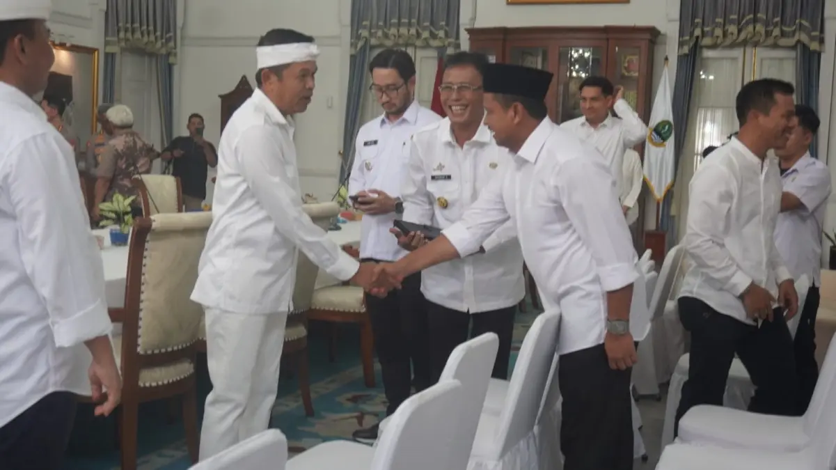 KOMITMEN: Bupati Sumedang Dony Ahmad Munir saat bersalaman dengan Gubernur Jawa Barat Dedi Mulyadi di Gedung N
