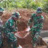 BERSINERGI: Sejumlah personil TNI saat bergotong royong membangung drainase di Desa Pamulihan Kecamatan Situra