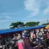 BELANJA: Sejumlah warga saat mengunjungi Pasar Tumpah Jalan Tol di Lingkungan Bojong Desa Jatimulya Kecamatan