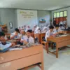 ANTUSIAS: Sejumlah siswa di salah satu sekolah di Kecamatan Tanjungsari saat menerima Makan Bergizi Gratis, Se