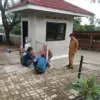 PERBAIKI: Petugas saat membenahi sejumlah fasilitas umum di kawasan alun-alun Desa Mangunarga Kecamatan Cimang
