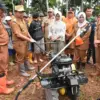 KOMITMEN: Bupati Sumedang Dony Ahmad Munir saat memberikan bantuan traktor kepada petani di Demplot ”Petapa Ra