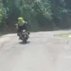 KHAWATIR: Salah satu pengendara saat melintasi jalan berlubang di Desa Kertamekar, Kecamatan Tanjungkerta, kem