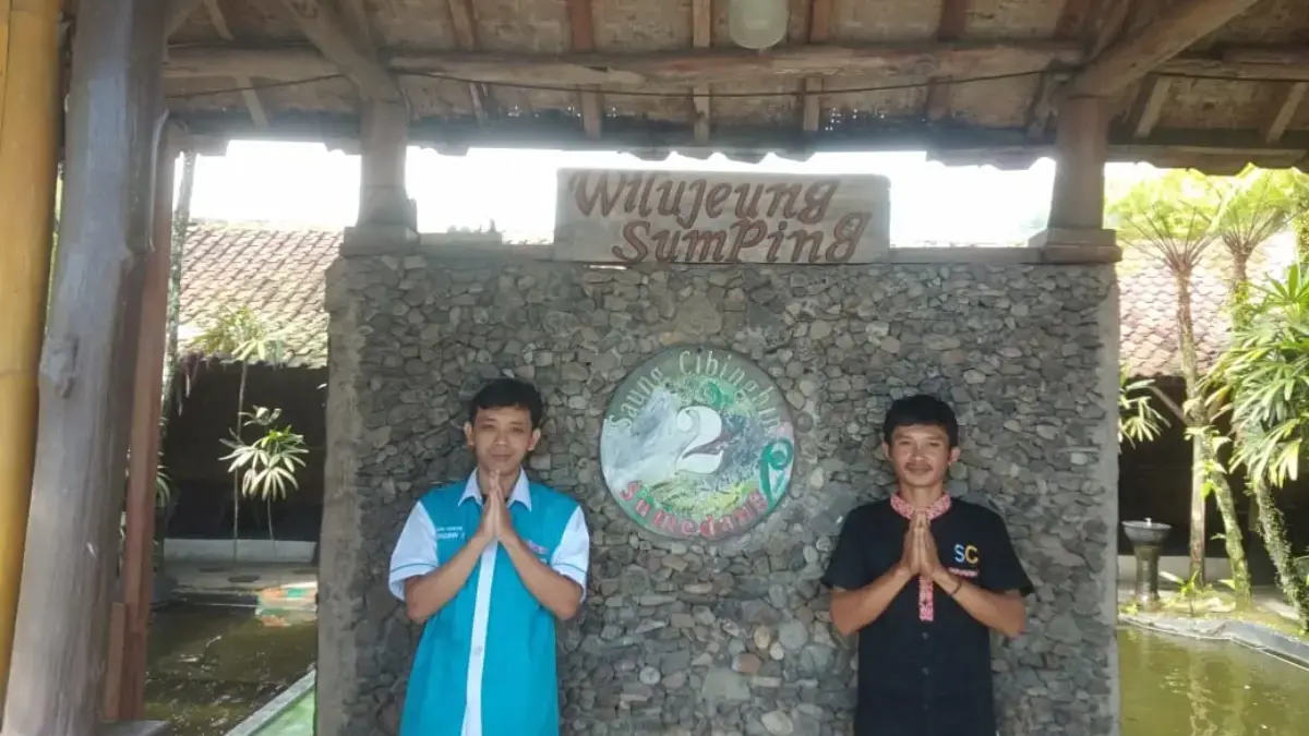 REKOMENDASI: Dua orang karyawan Restoran Cibingbin 2 menyambut pengunjung, kemarin.