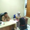 WAWANCARA: Camat Tanjungsari Deni Nurdani Supandi saat seleksi terbuka penerimaan Perangkat Desa Cinanjung, ba